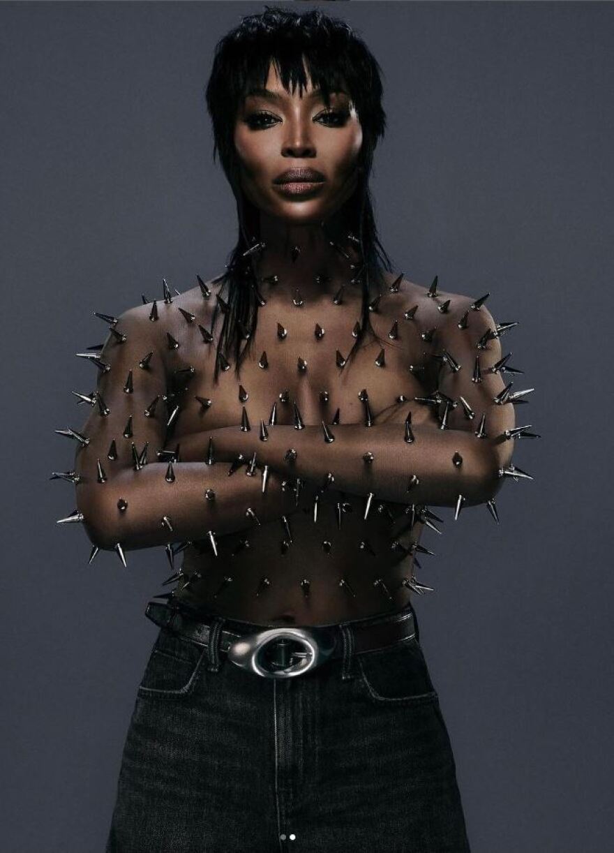 Ναόμι Κάμπελ: Ποζάρει γυμνή και καλυμμένη με ασημένια καρφιά