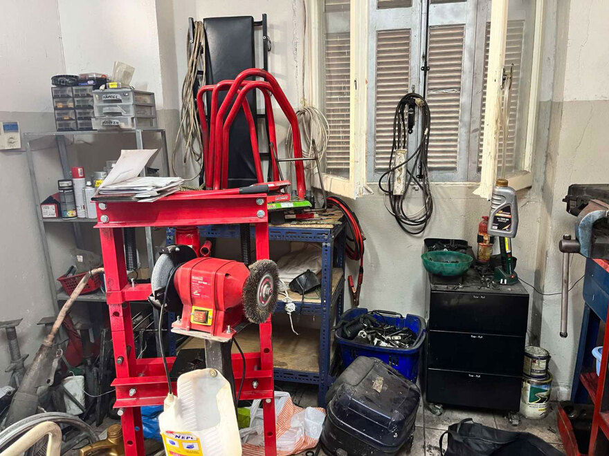 Αγία Βαρβάρα: Συμμορία έκλεβε μηχανές, τις παραποιούσε και τις μοσχοπούλαγε - Δείτε φωτογραφίες