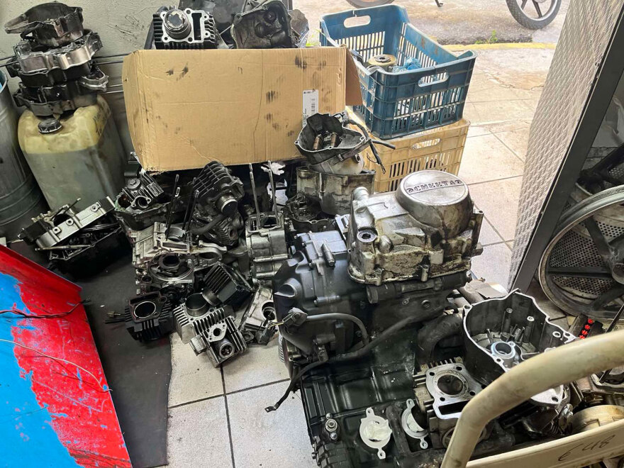 Αγία Βαρβάρα: Συμμορία έκλεβε μηχανές, τις παραποιούσε και τις μοσχοπούλαγε - Δείτε φωτογραφίες