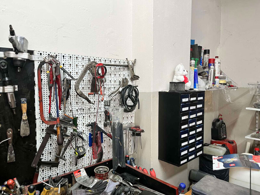 Αγία Βαρβάρα: Συμμορία έκλεβε μηχανές, τις παραποιούσε και τις μοσχοπούλαγε - Δείτε φωτογραφίες