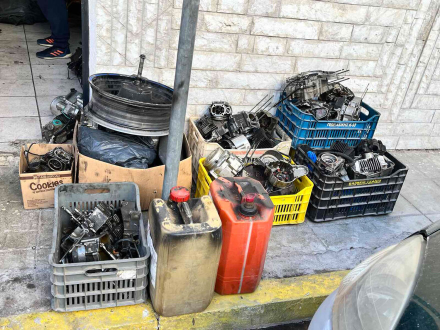 Αγία Βαρβάρα: Συμμορία έκλεβε μηχανές, τις παραποιούσε και τις μοσχοπούλαγε - Δείτε φωτογραφίες