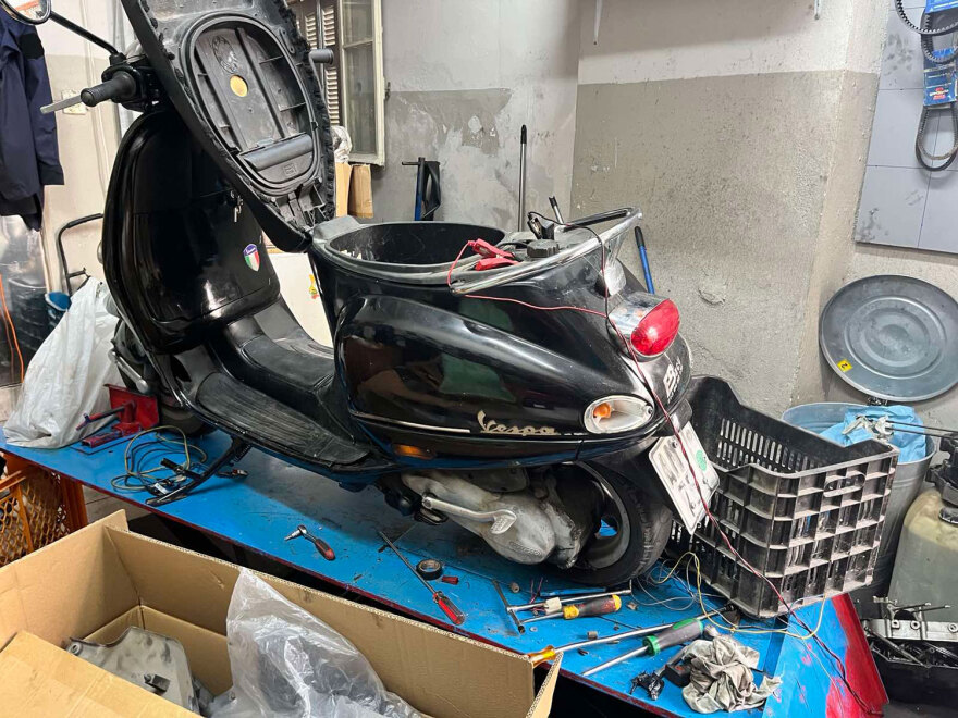 Αγία Βαρβάρα: Συμμορία έκλεβε μηχανές, τις παραποιούσε και τις μοσχοπούλαγε - Δείτε φωτογραφίες