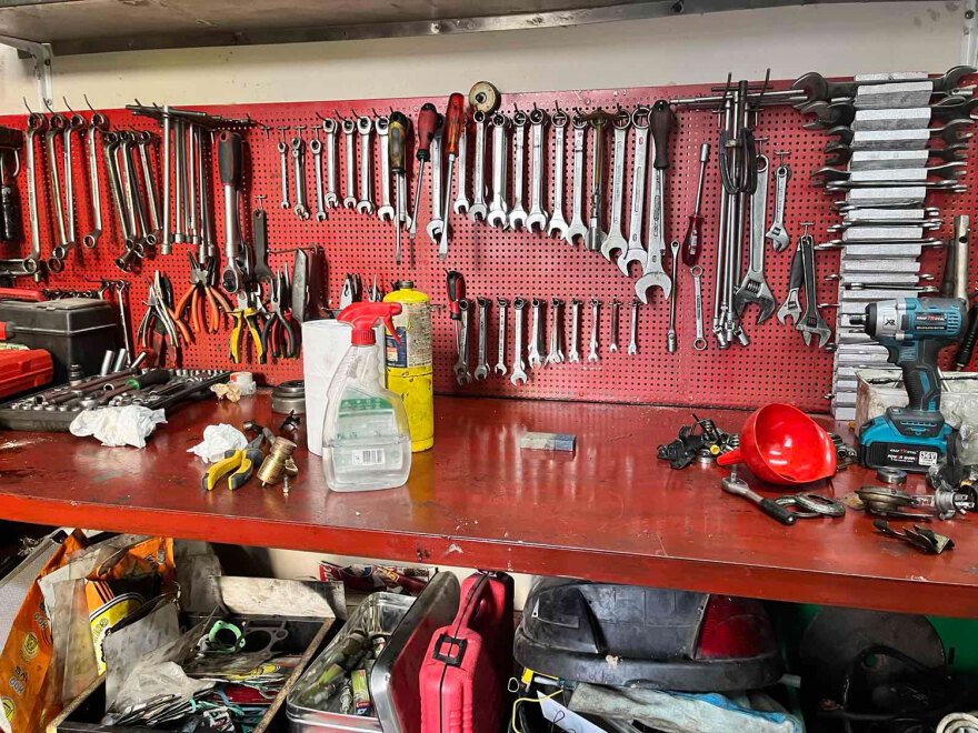 Αγία Βαρβάρα: Συμμορία έκλεβε μηχανές, τις παραποιούσε και τις μοσχοπούλαγε - Δείτε φωτογραφίες