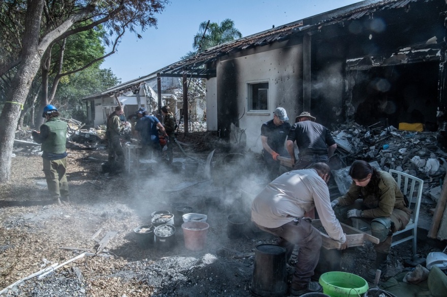 Πόλεμος στο Ισραήλ: Αρχαιολόγοι βοηθούν στον εντοπισμό των λειψάνων θυμάτων της Χαμάς στις στάχτες των κιμπούτς