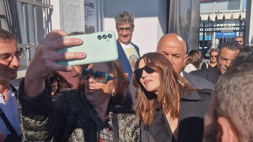 Μόνικα Μπελούτσι: Το πρωινό που απόλαυσε στη Θεσσαλονίκη και το φιλί στον κόσμο που την επευφημούσε