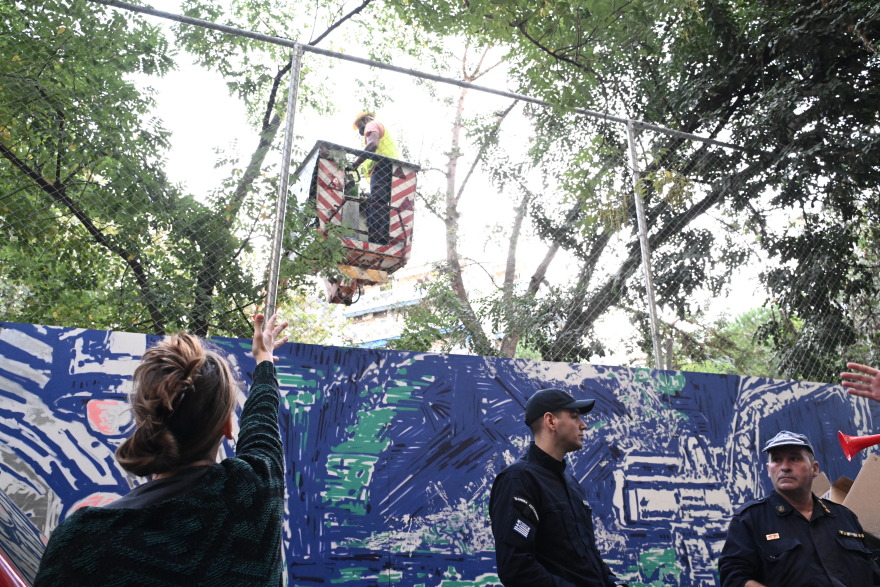 Εξάρχεια: Συνεχίζονται οι αντιδράσεις για το μετρό - Παρουσία των ΜΑΤ οι εργασίες