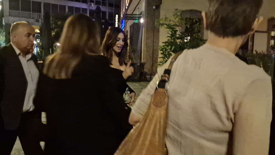 Μόνικα Μπελούτσι: Για φαγητό στα Λαδάδικα μετά το πανδαιμόνιο στην Αριστοτέλους (βίντεο + φωτογραφίες)