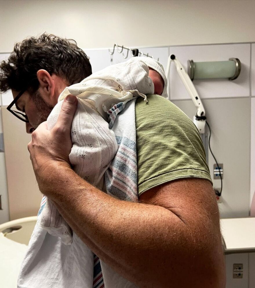 Τομ Έλις: Ο ηθοποιός του «Lucifer» και η σύζυγός του υποδέχτηκαν την κόρη τους μέσω παρένθετης μητέρας