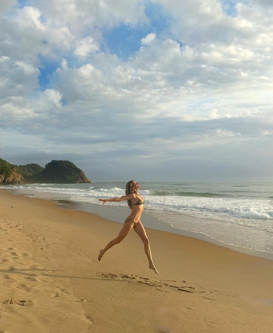 Η Ζιζέλ στην παραλία με μικροσκοπικό μπικίνι