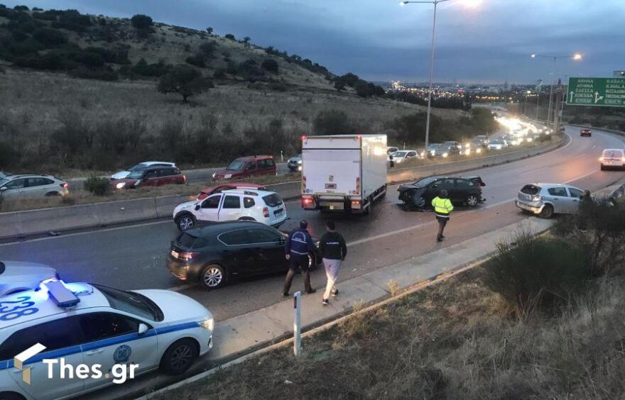 Θεσσαλονίκη: Καραμπόλα πέντε οχημάτων στον Περιφερειακό - Δείτε βίντεο και φωτογραφίες