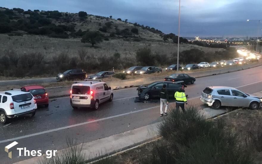 Θεσσαλονίκη: Καραμπόλα πέντε οχημάτων στον Περιφερειακό - Δείτε βίντεο και φωτογραφίες