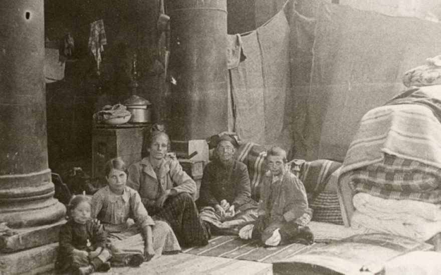 Η εγκατάσταση των προσφύγων στην Αθήνα, τον Πειραιά και την υπόλοιπη Ελλάδα μετά τη μικρασιατική καταστροφή