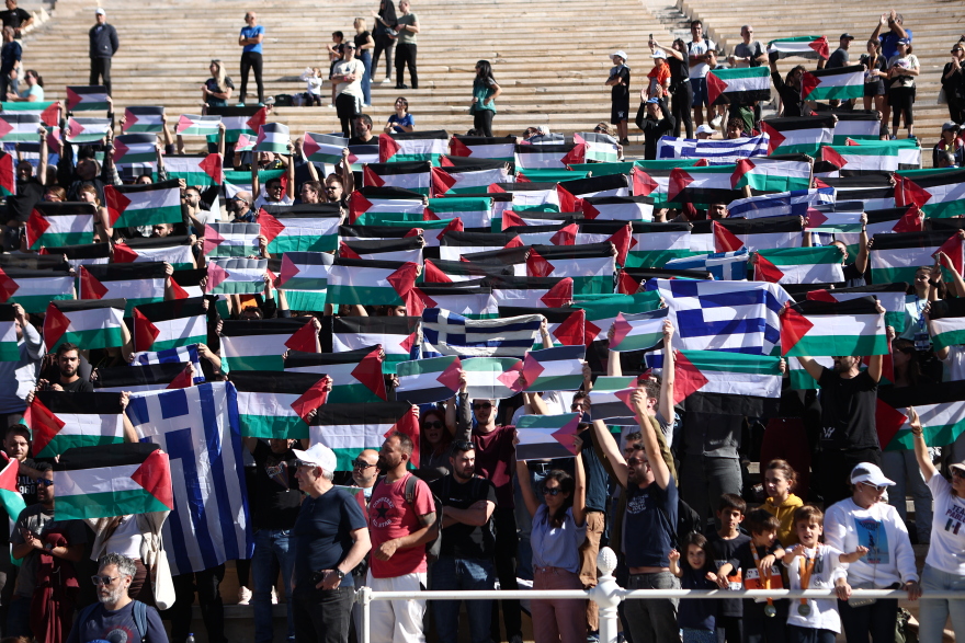 Μαραθώνιος:  Το ΠΑΜΕ σήκωσε σημαίες της Παλαιστίνης στο Καλλιμάρμαρο