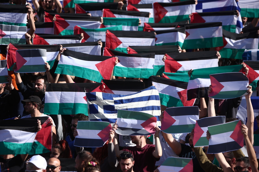 Μαραθώνιος:  Το ΠΑΜΕ σήκωσε σημαίες της Παλαιστίνης στο Καλλιμάρμαρο