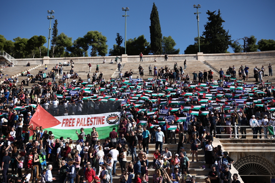 Μαραθώνιος:  Το ΠΑΜΕ σήκωσε σημαίες της Παλαιστίνης στο Καλλιμάρμαρο