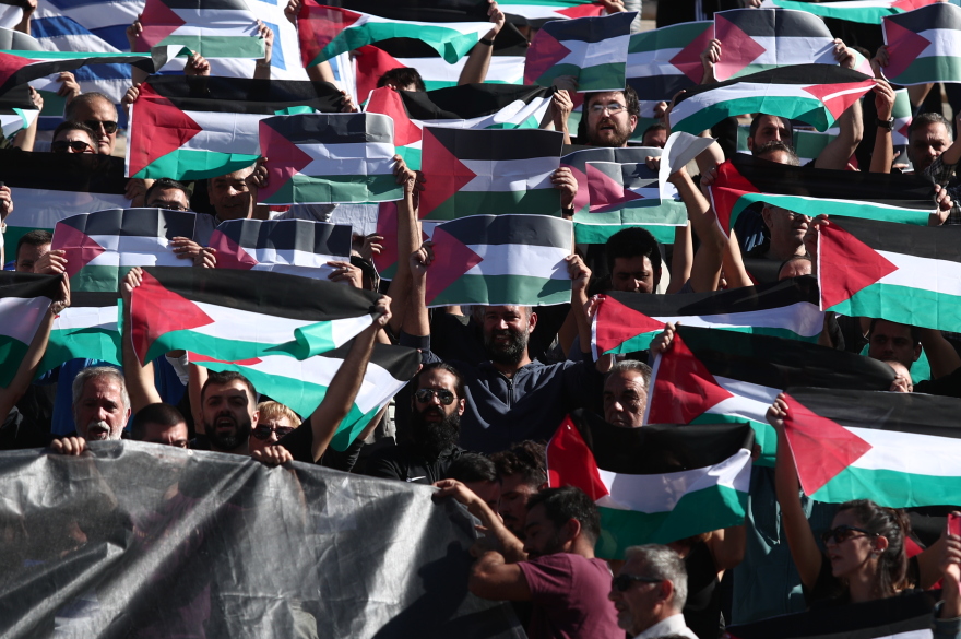 Μαραθώνιος:  Το ΠΑΜΕ σήκωσε σημαίες της Παλαιστίνης στο Καλλιμάρμαρο