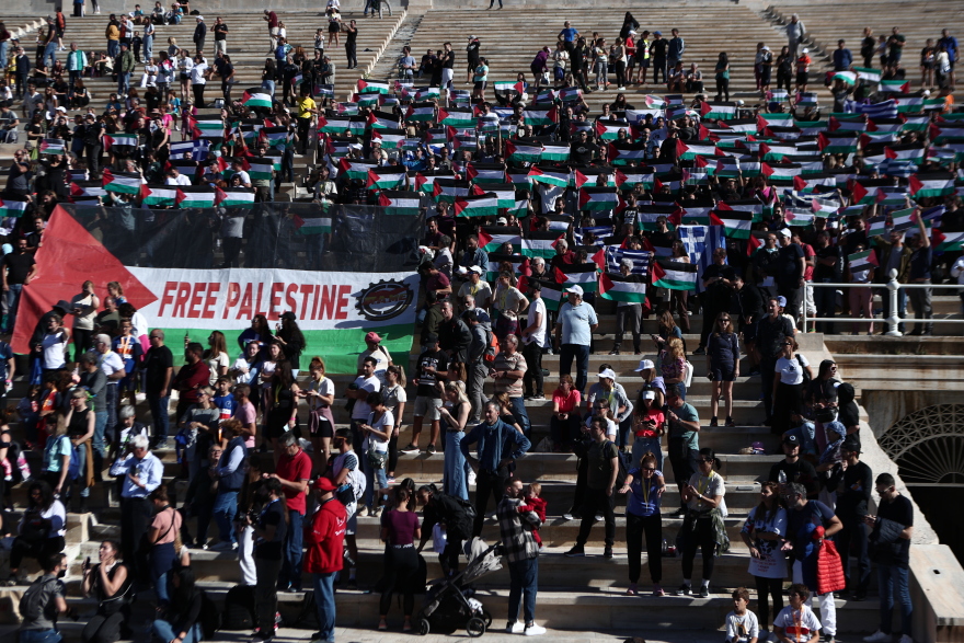 Μαραθώνιος:  Το ΠΑΜΕ σήκωσε σημαίες της Παλαιστίνης στο Καλλιμάρμαρο