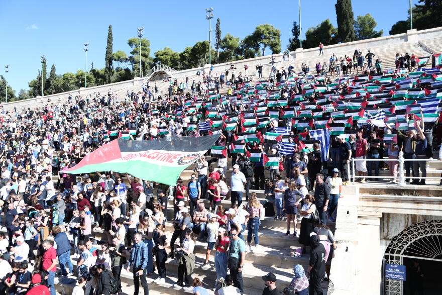 Μαραθώνιος:  Το ΠΑΜΕ σήκωσε σημαίες της Παλαιστίνης στο Καλλιμάρμαρο