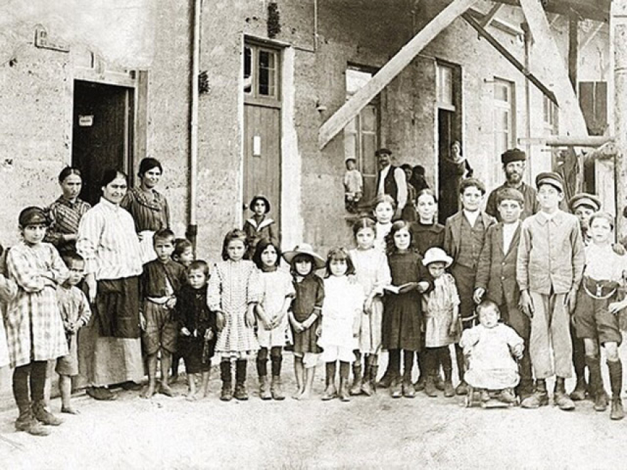 Η εγκατάσταση των προσφύγων στην Αθήνα, τον Πειραιά και την υπόλοιπη Ελλάδα μετά τη μικρασιατική καταστροφή