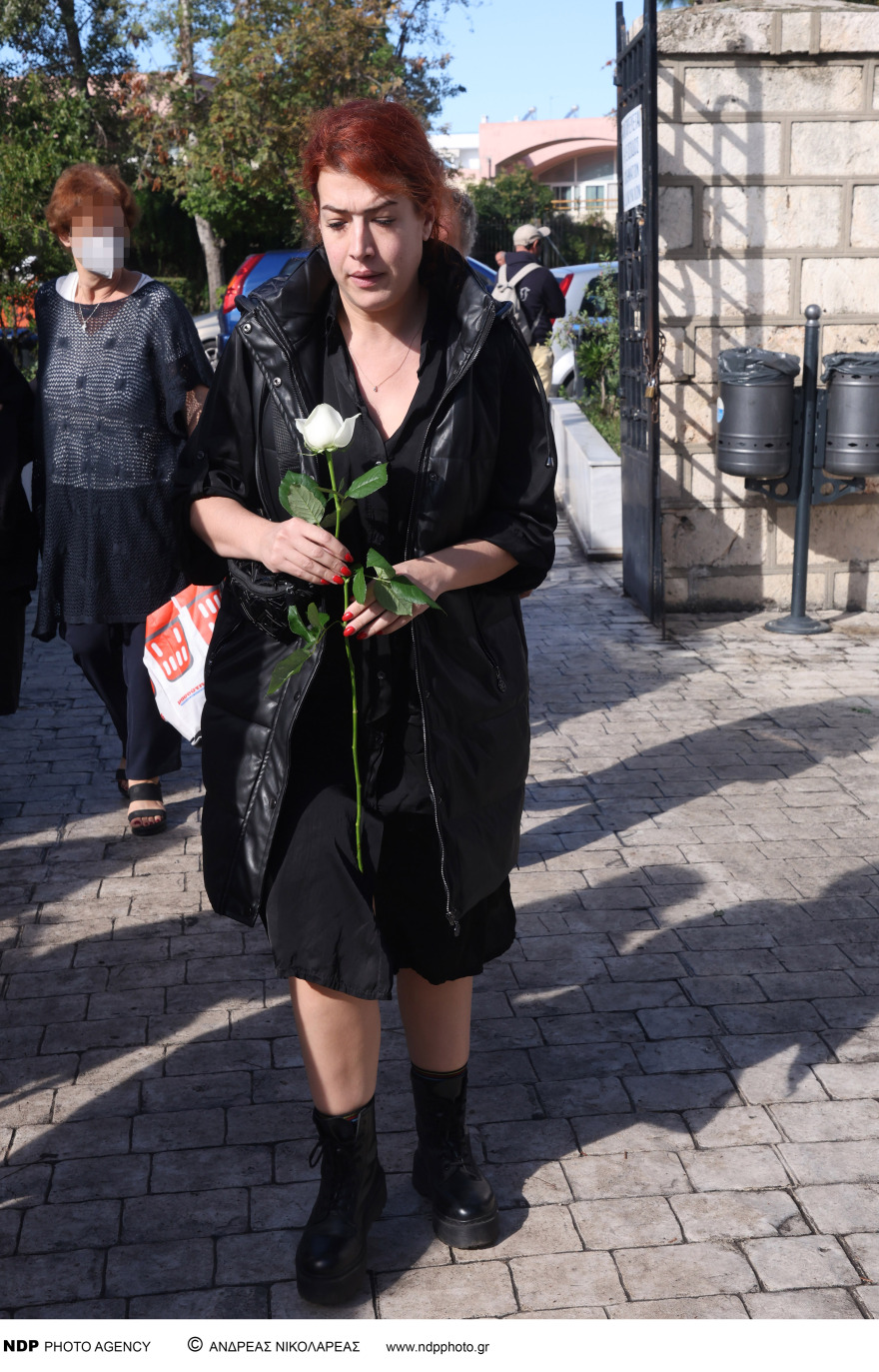 Κάτια Νικολαΐδου: Συντετριμμένοι φίλοι και συγγενείς στην κηδεία της - Δείτε φωτογραφίες