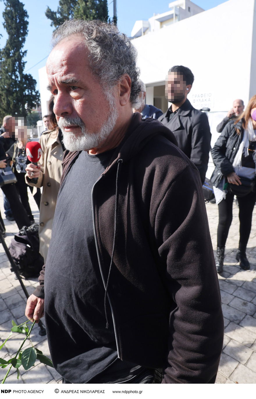 Κάτια Νικολαΐδου: Συντετριμμένοι φίλοι και συγγενείς στην κηδεία της - Δείτε φωτογραφίες