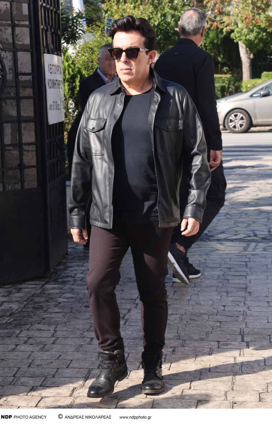 Κάτια Νικολαΐδου: Συντετριμμένοι φίλοι και συγγενείς στην κηδεία της - Δείτε φωτογραφίες