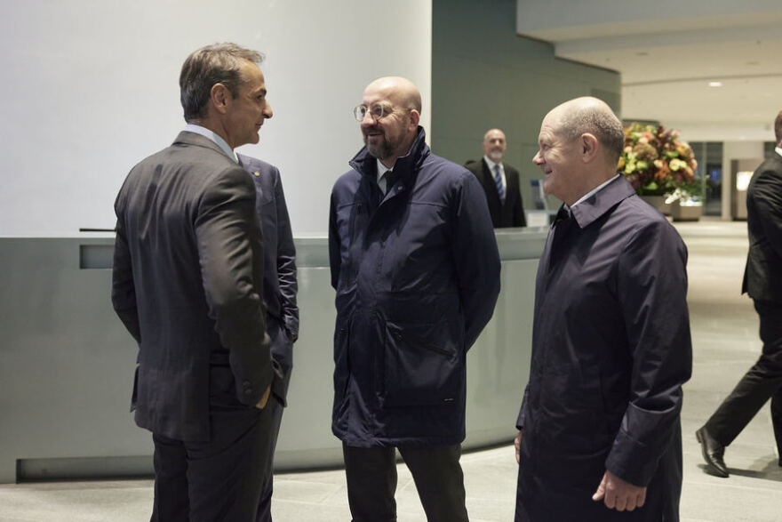 Ο Μητσοτάκης στο δείπνο του Σαρλ Μισέλ με Όλαφ Σολτς και άλλους πέντε ηγέτες της ΕΕ