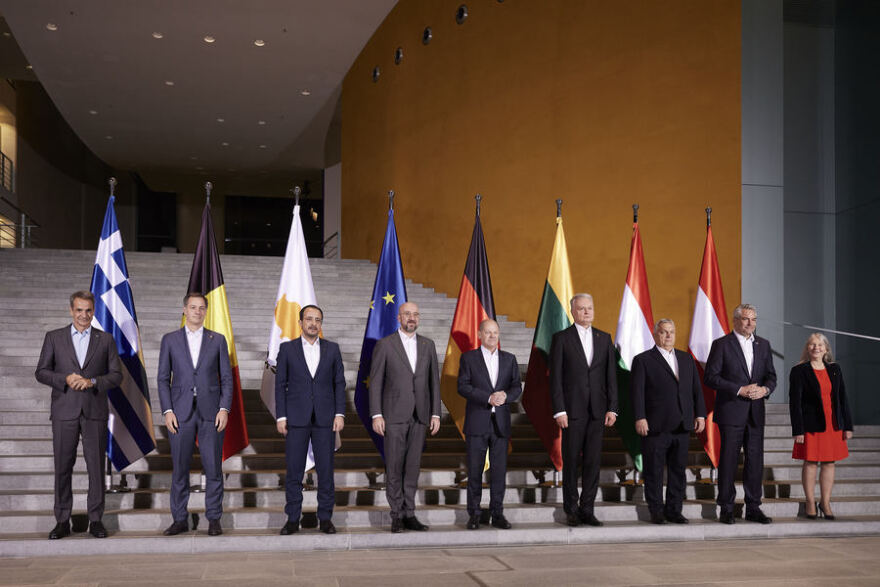 Ο Μητσοτάκης στο δείπνο του Σαρλ Μισέλ με Όλαφ Σολτς και άλλους πέντε ηγέτες της ΕΕ