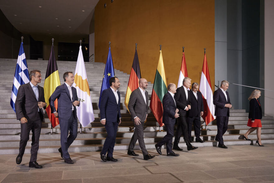 Ο Μητσοτάκης στο δείπνο του Σαρλ Μισέλ με Όλαφ Σολτς και άλλους πέντε ηγέτες της ΕΕ