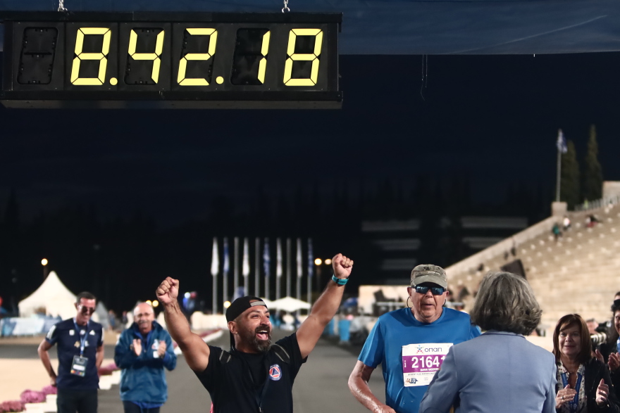 Μαραθώνιος: Ο 80χρονος που τερμάτισε τελευταίος έτρεξε να αγκαλιάσει τη σύζυγό του - Δείτε βίντεο