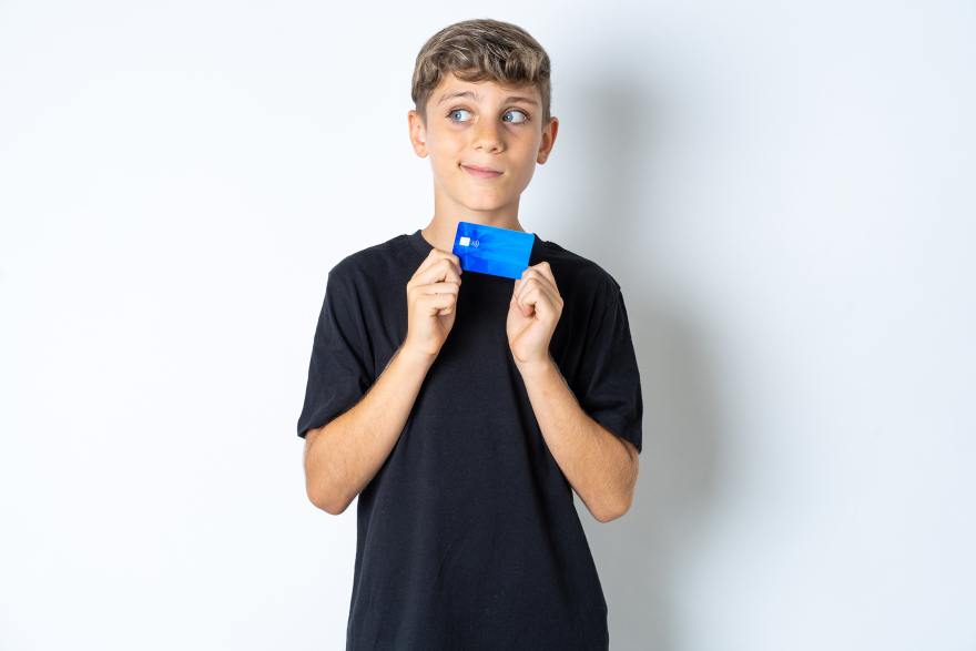 Νέα τάση: Χαρτζιλίκι στα παιδιά με προπληρωμένες κάρτες