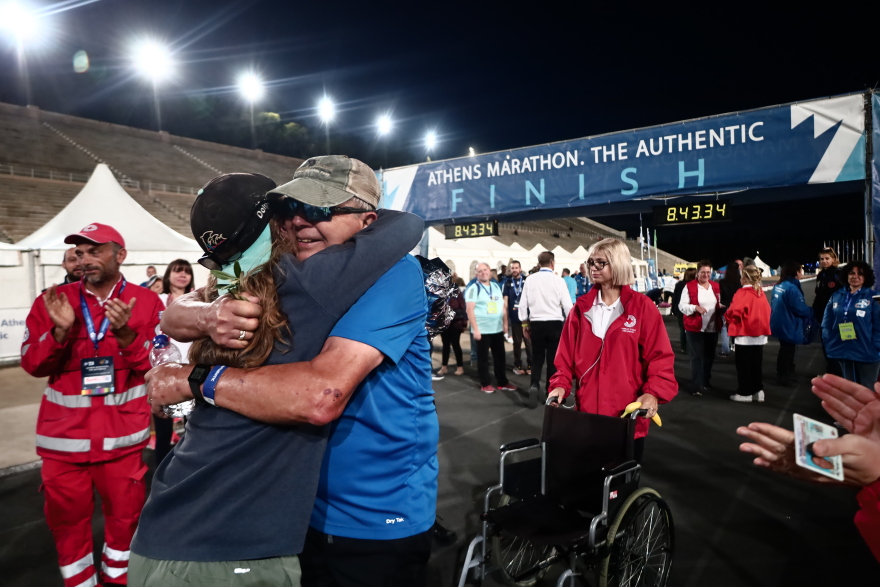 Μαραθώνιος: Ο 80χρονος που τερμάτισε τελευταίος έτρεξε να αγκαλιάσει τη σύζυγό του - Δείτε βίντεο
