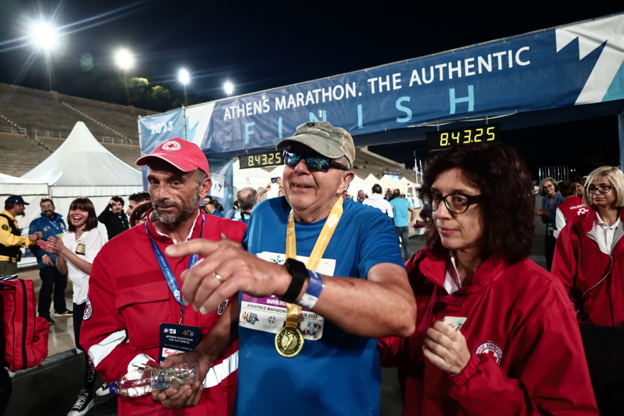 Μαραθώνιος: Ο 80χρονος που τερμάτισε τελευταίος έτρεξε να αγκαλιάσει τη σύζυγό του - Δείτε βίντεο