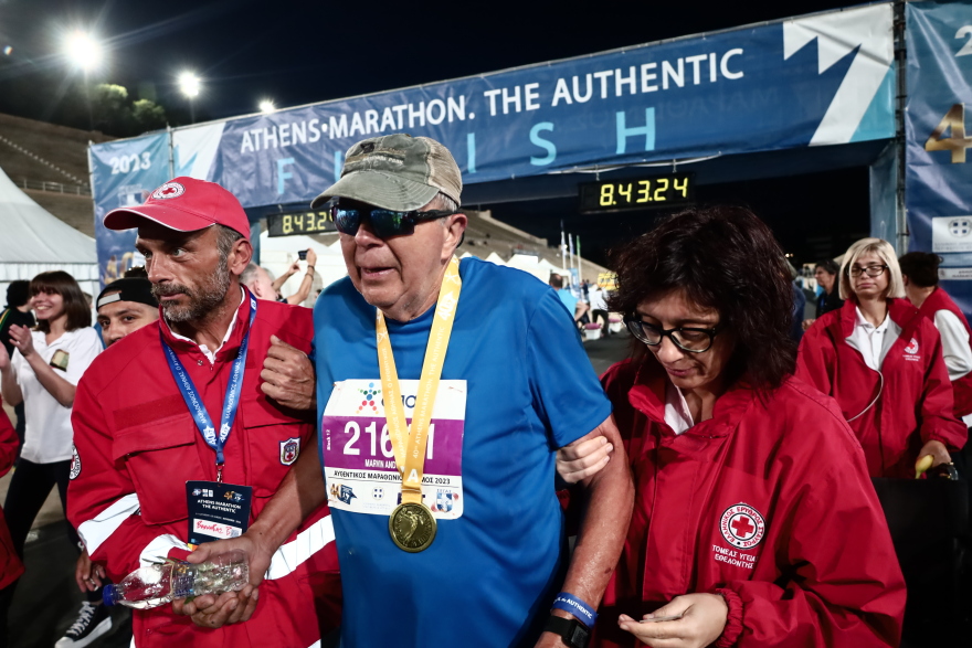 Μαραθώνιος: Ο 80χρονος που τερμάτισε τελευταίος έτρεξε να αγκαλιάσει τη σύζυγό του - Δείτε βίντεο