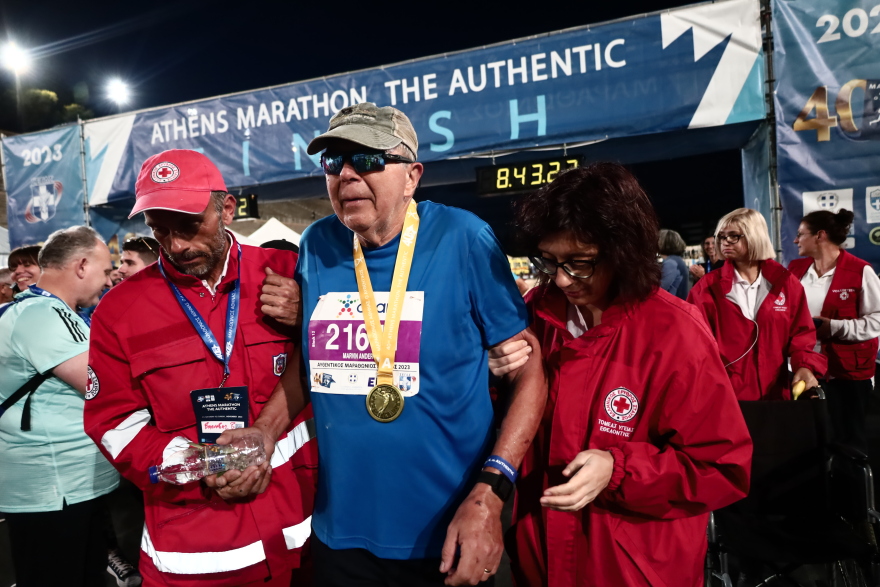 Μαραθώνιος: Ο 80χρονος που τερμάτισε τελευταίος έτρεξε να αγκαλιάσει τη σύζυγό του - Δείτε βίντεο