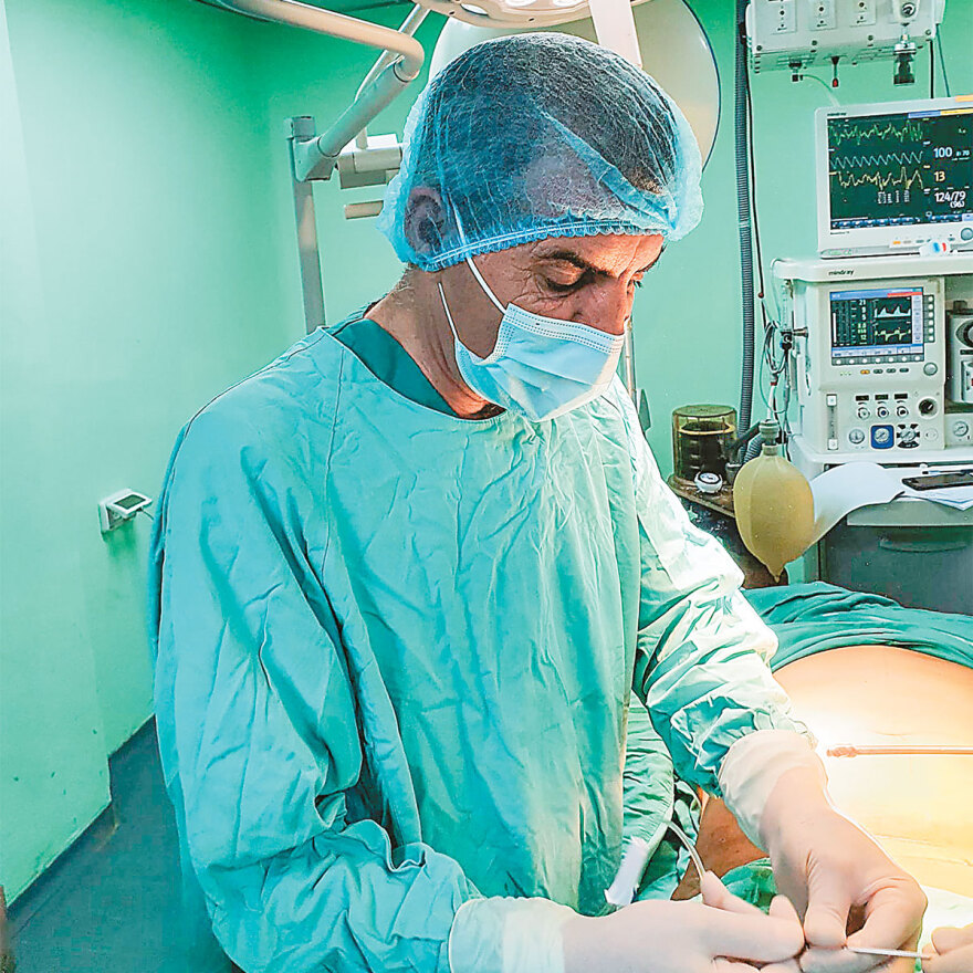 Ο Έλληνας πλαστικός χειρουργός της Γάζας και πώς απέδρασε από την κόλαση του πολέμου