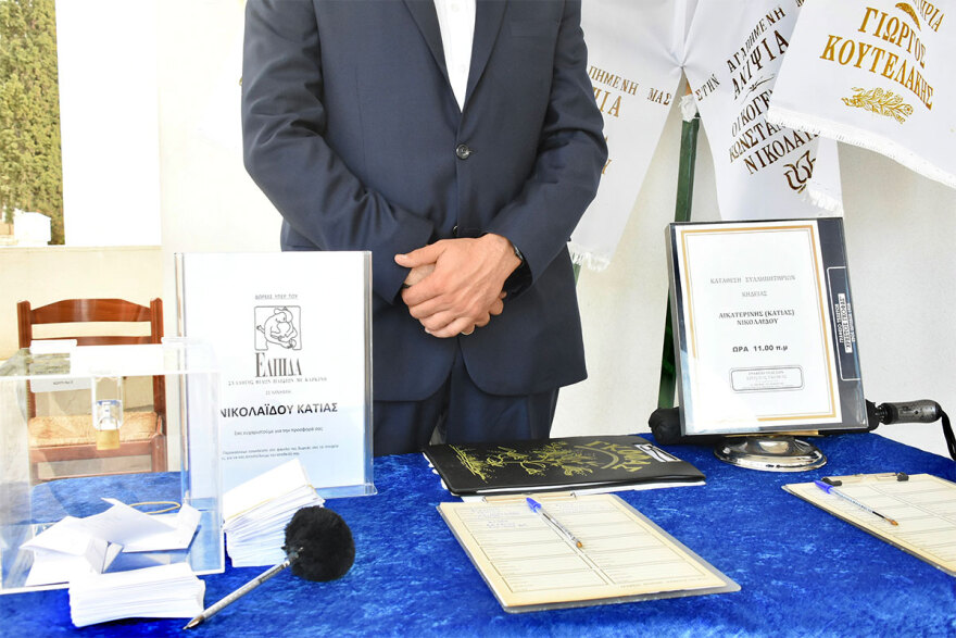 Κάτια Νικολαΐδου: Συντετριμμένοι φίλοι και συγγενείς στην κηδεία της - Δείτε φωτογραφίες