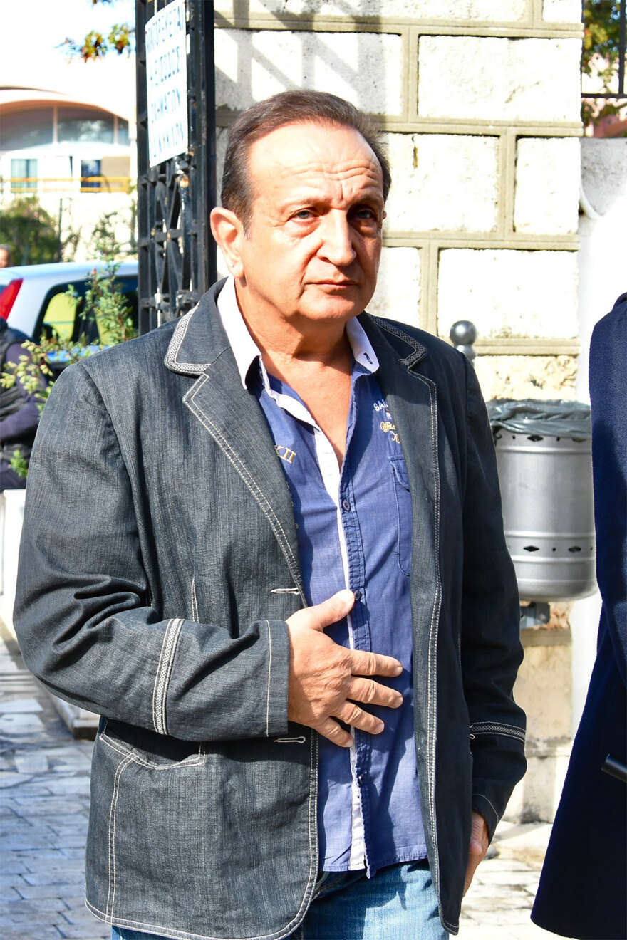 Κάτια Νικολαΐδου: Συντετριμμένοι φίλοι και συγγενείς στην κηδεία της - Δείτε φωτογραφίες