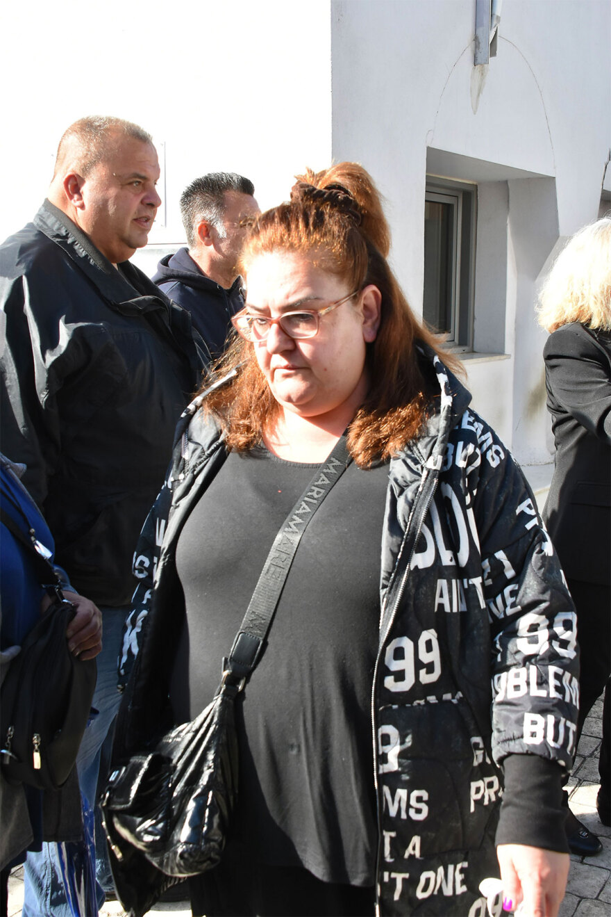 Κάτια Νικολαΐδου: Συντετριμμένοι φίλοι και συγγενείς στην κηδεία της - Δείτε φωτογραφίες