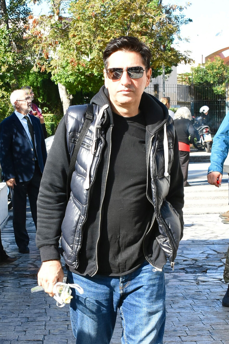 Κάτια Νικολαΐδου: Συντετριμμένοι φίλοι και συγγενείς στην κηδεία της - Δείτε φωτογραφίες