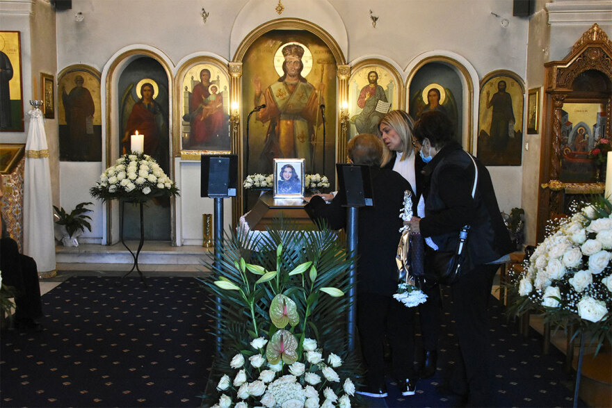 Κάτια Νικολαΐδου: Συντετριμμένοι φίλοι και συγγενείς στην κηδεία της - Δείτε φωτογραφίες