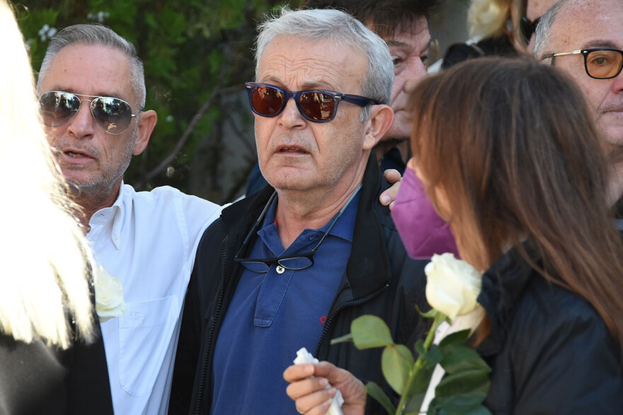 Κάτια Νικολαΐδου: Συντετριμμένοι φίλοι και συγγενείς στην κηδεία της - Δείτε φωτογραφίες