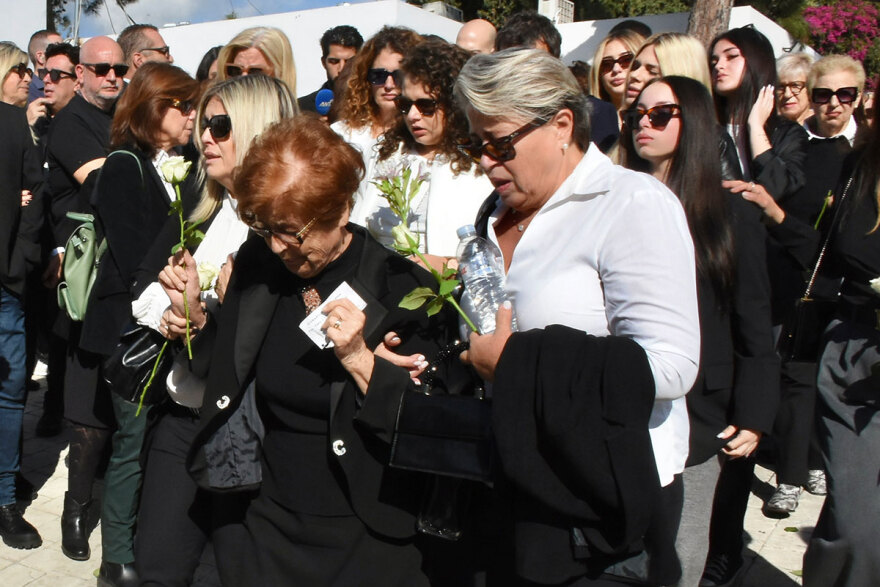 Κάτια Νικολαΐδου: Συντετριμμένοι φίλοι και συγγενείς στην κηδεία της - Δείτε φωτογραφίες