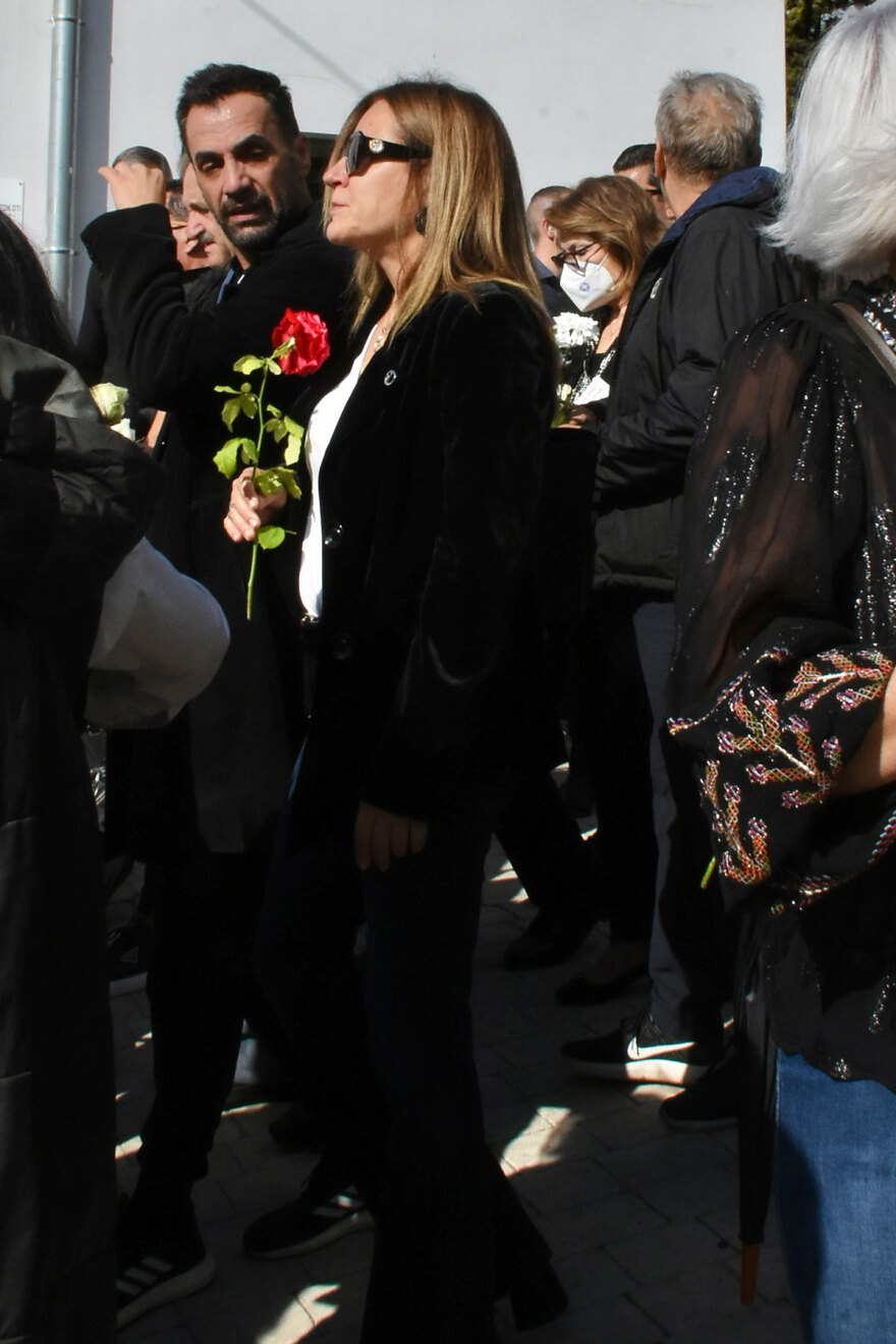 Κάτια Νικολαΐδου: Συντετριμμένοι φίλοι και συγγενείς στην κηδεία της - Δείτε φωτογραφίες