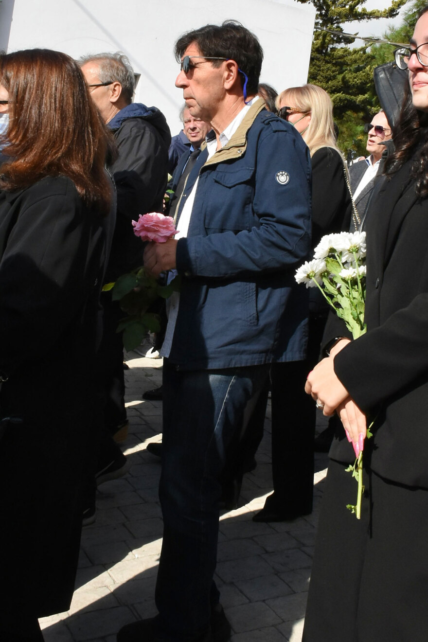 Κάτια Νικολαΐδου: Συντετριμμένοι φίλοι και συγγενείς στην κηδεία της - Δείτε φωτογραφίες