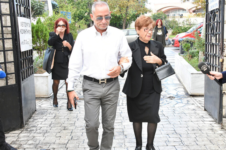 Κάτια Νικολαΐδου: Συντετριμμένοι φίλοι και συγγενείς στην κηδεία της - Δείτε φωτογραφίες