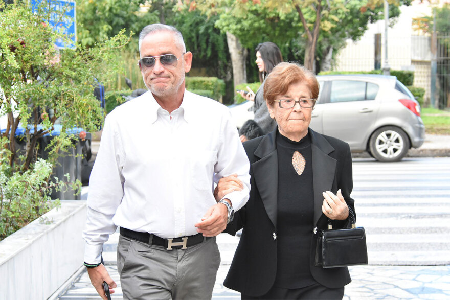 Κάτια Νικολαΐδου: Συντετριμμένοι φίλοι και συγγενείς στην κηδεία της - Δείτε φωτογραφίες