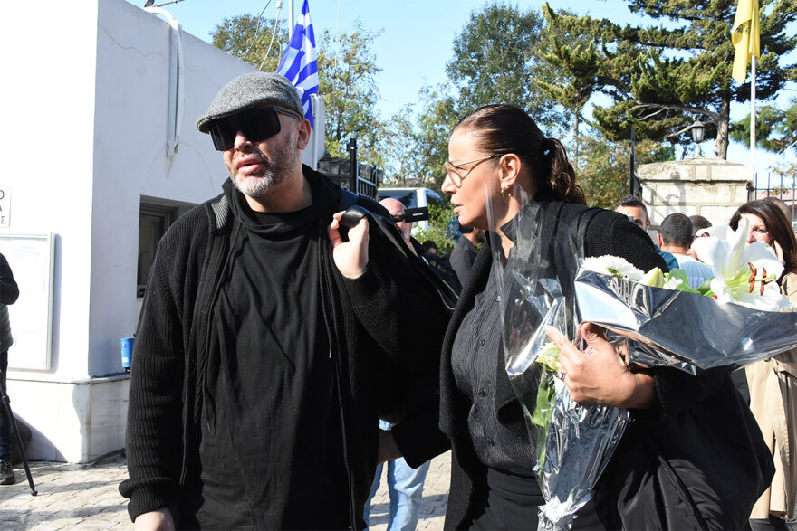 Κάτια Νικολαΐδου: Συντετριμμένοι φίλοι και συγγενείς στην κηδεία της - Δείτε φωτογραφίες