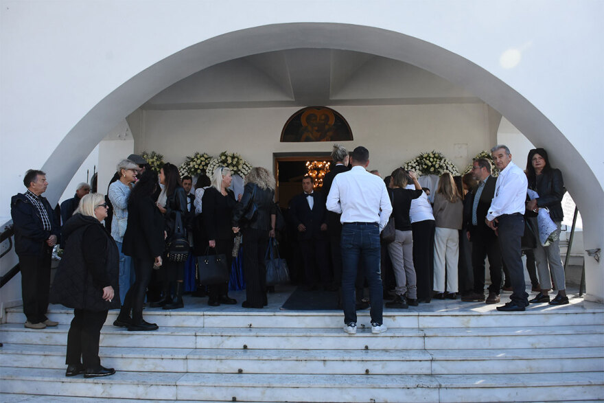 Κάτια Νικολαΐδου: Συντετριμμένοι φίλοι και συγγενείς στην κηδεία της - Δείτε φωτογραφίες