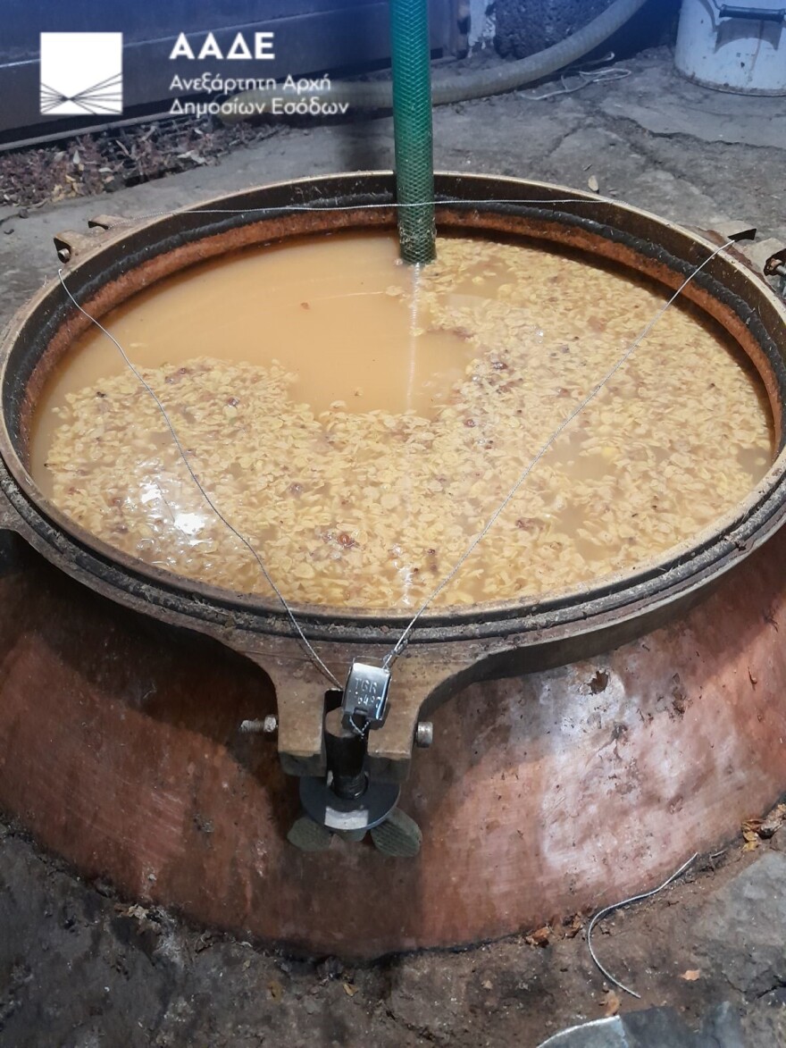 ΑΑΔΕ: Κατάσχεση 23 χιλιάδων λίτρων παράνομης και επικίνδυνης τσικουδιάς στο Ηράκλειο Κρήτης